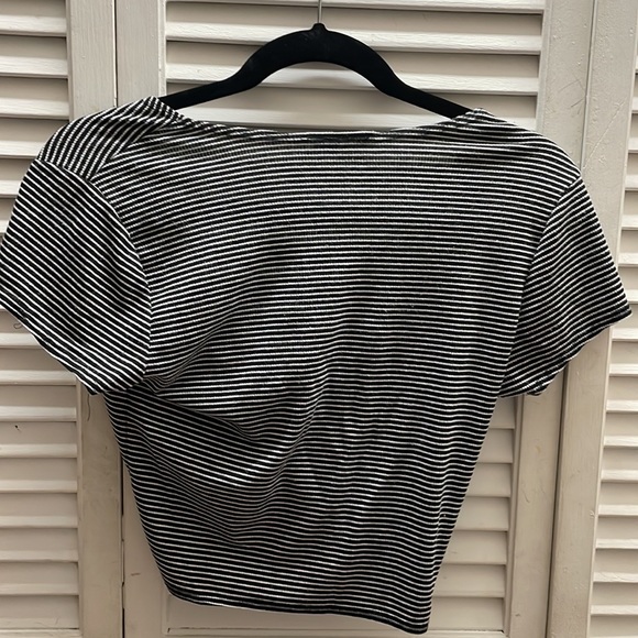 BLACK & WHITE STRIPPED FRONT KNOT CROPPED TOP - Picture 4 of 5